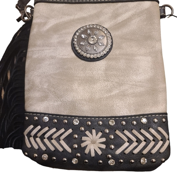 P&G Collection Crossbody Bag with Floral & Fringe NWT boho Western Cowgirl - Picture 4 of 7